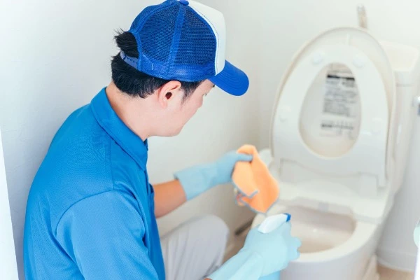 業者がトイレの清掃を行っているイメージ