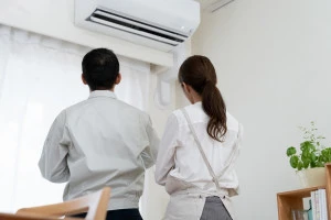 エアコンの点検を行う作業員の写真