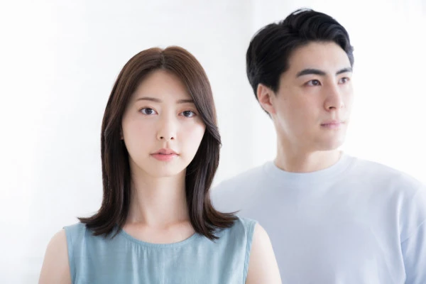 別の方向を見る男女の写真