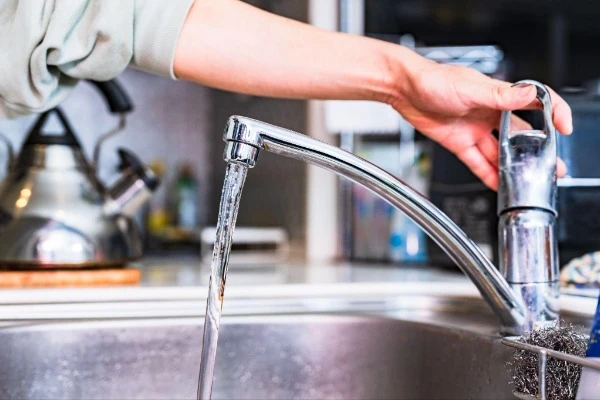 水道から水を出しているイメージ