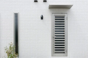 外から見た住宅の勝手口の写真