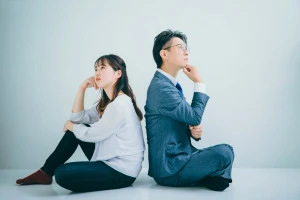 悩んでいる男女の写真