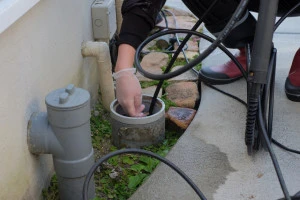 配管の掃除をする水道業者の写真①