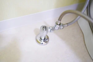 床に設置されたトイレの止水栓の写真