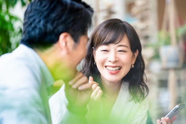 会話をする男女の写真