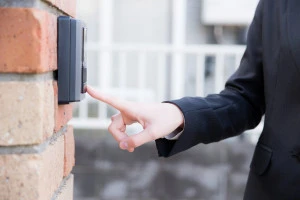 インターホンを押す来訪者の写真