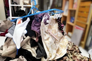 服が散乱した部屋の写真