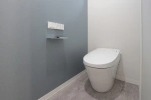 グレーの壁紙のトイレの写真