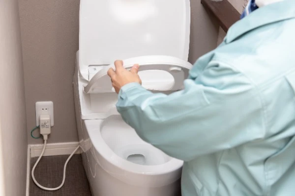 トイレを点検する業者のイメージ