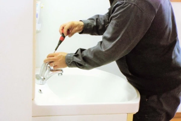 洗面台の水漏れを修理する様子