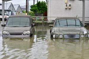 大雨で浸水した車の写真