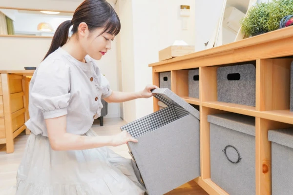 棚の片付けをする女性の写真