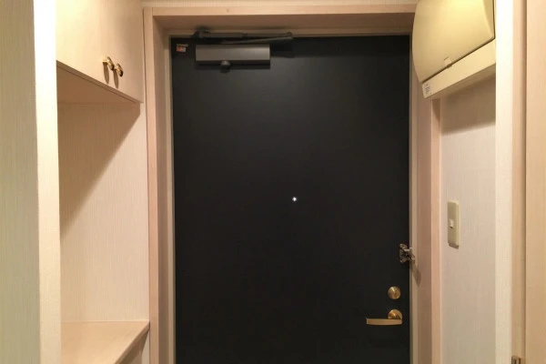 室内側から見た玄関ドアの画像