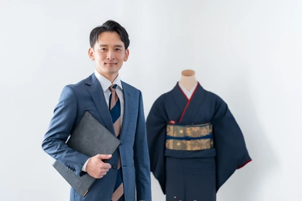 持ち込み買取で査定する着物と査定員の画像