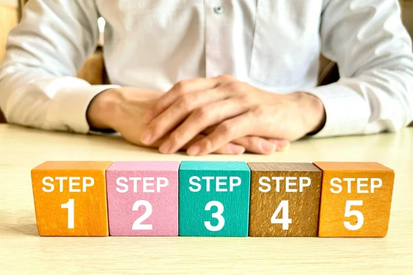 STEP1から5の数字が書かれた木製ブロックが並んだ画像
