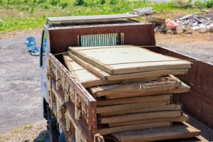 トラックで搬出される古い畳の写真