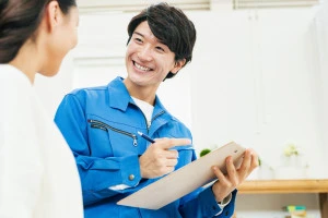 笑顔でヒアリングを行う業者の写真