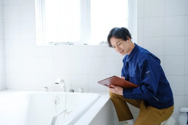 業者が点検を行なっているイメージ