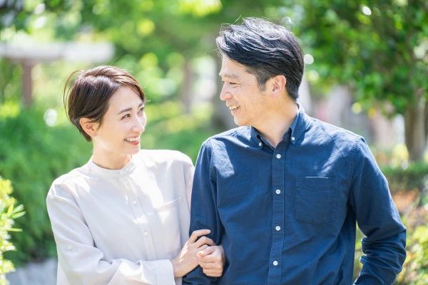 笑顔のミドル夫婦の写真