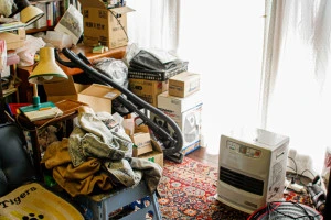 物にあふれた部屋の写真