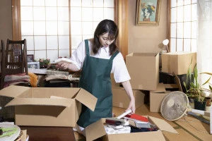 片付けをする女性作業員の写真