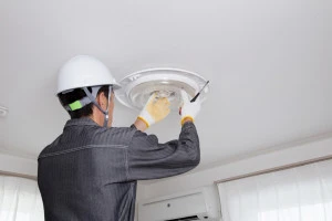 LEDを設置する業者の写真