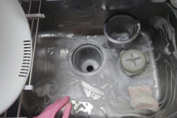 排水溝から水が上がってくるのを予防する様子