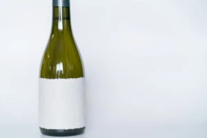 白紙のラベルのお酒の写真