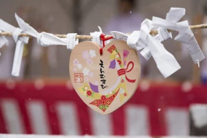 縁結びの絵馬の写真