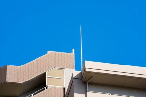 マンションの屋上に設置された避雷針の写真