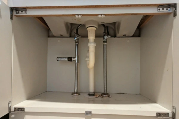 洗面台のひび割れ修理が必要な洗面台下の画像