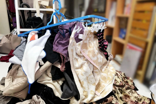 服が散乱した部屋の写真