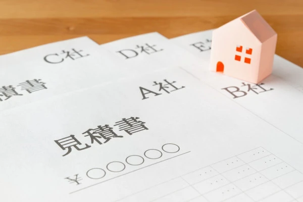 複数社の見積もりを比較しているイメージ画像