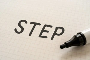 STEPと書かれた紙とマーカーの画像