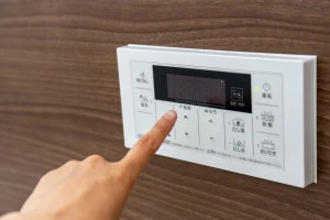 電源の入っていない給湯器リモコンの写真