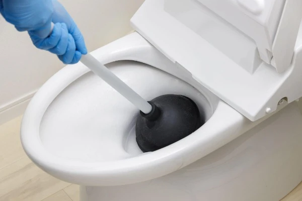 トイレでラバーカップを使用しているイメージ