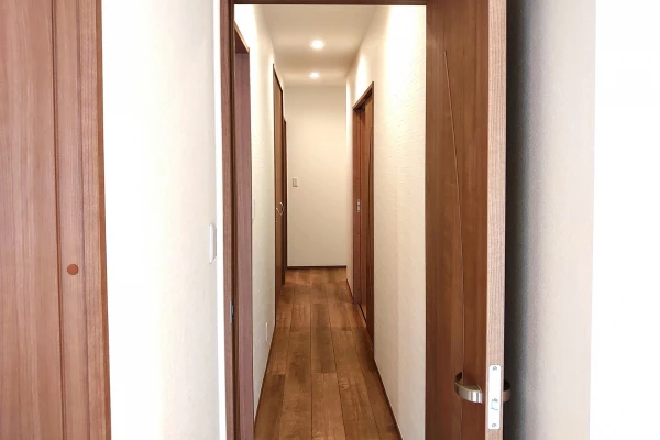 マンションの室内ドアを開けた廊下の様子