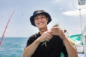 海釣りを楽しむ男性の写真