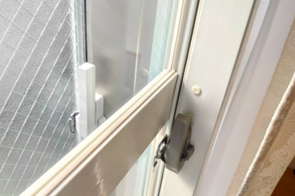 部屋の中から見た網入り板の窓ガラス