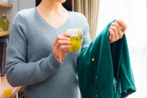 毛玉を取る女性の写真