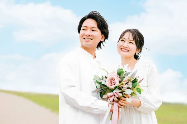リゾートウェディングをする夫婦の写真