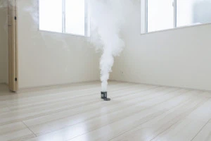 燻煙剤を部屋で炊いている様子