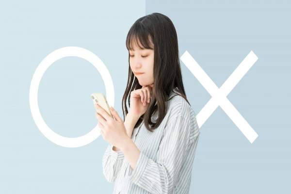 スマホを見つめている女性の画像