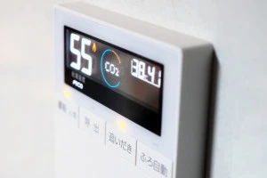 燃焼ランプが点灯した給湯器リモコンの写真