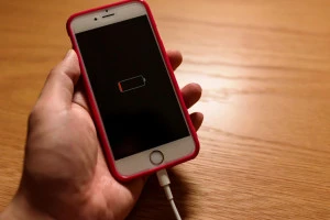 充電をするiPhoneの写真