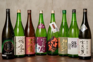 たくさん並んだ日本酒の写真