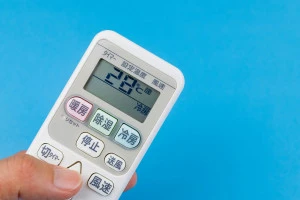 28度に設定されたエアコンのリモコンの画像