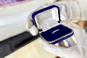 指輪のケースを開けた白手袋の手元の写真