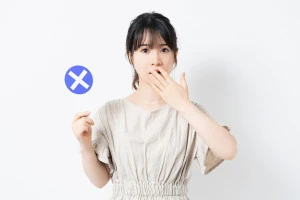 NGのプラカードを持つ若い女性の写真