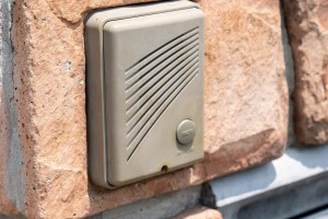 住宅の古いインターホンの写真